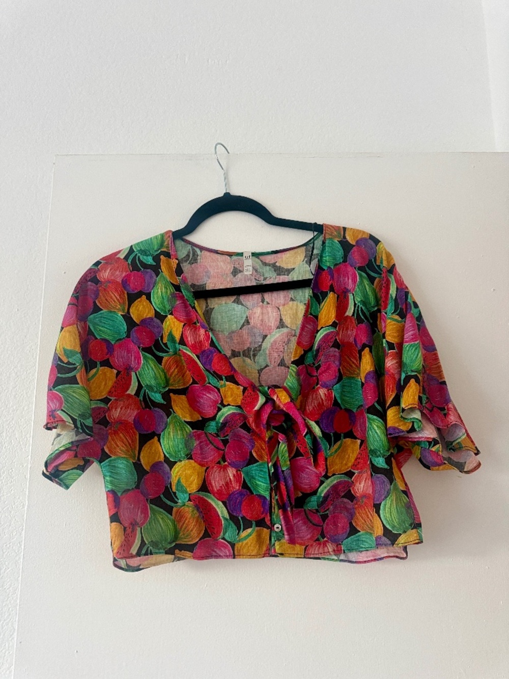 Cropped front tie and button Multicolor fruit top